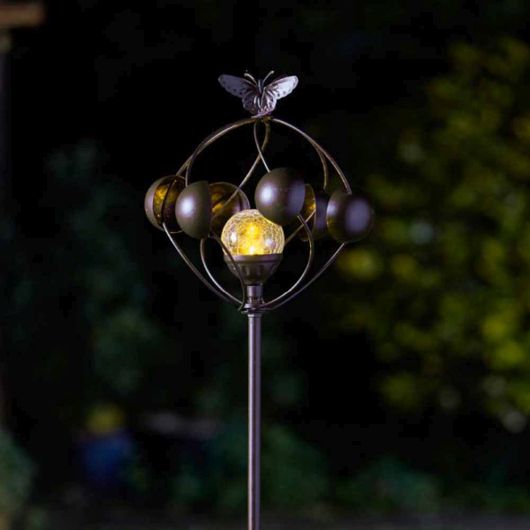 Smart Garden Aura Wind Spinner With Solar Crackle Ball